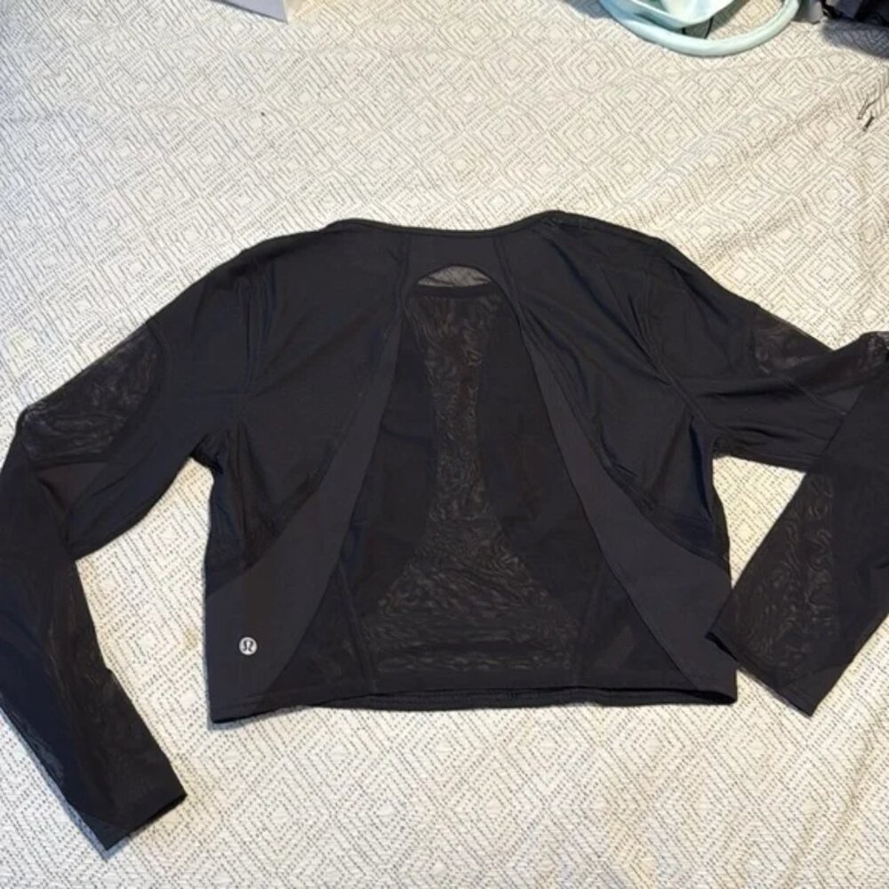 Like New Lululemon Mesh Panelled Training Long Sleeve Shirt - Picture 4 of 7